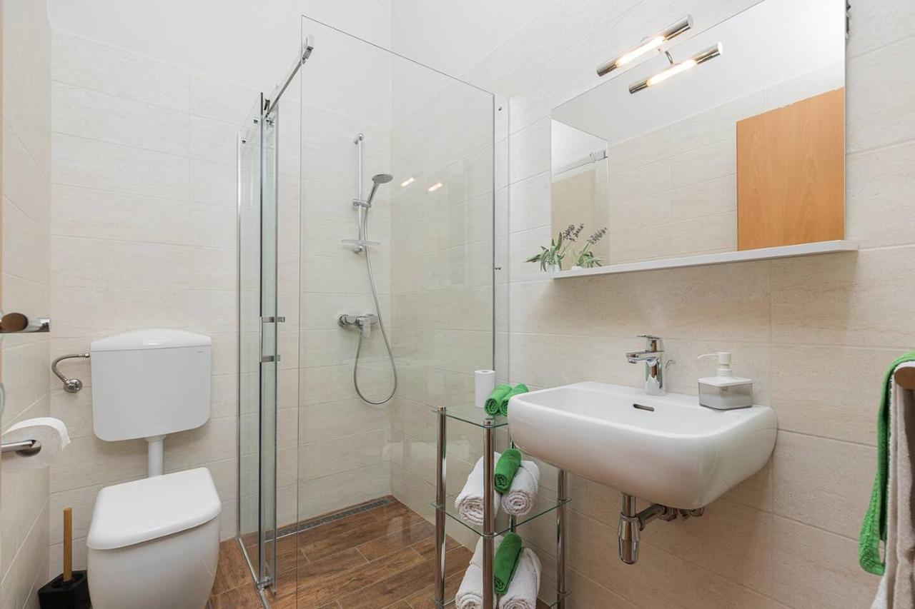 E&T Apartments With A Beautiful Pool Rabac Bagian luar foto