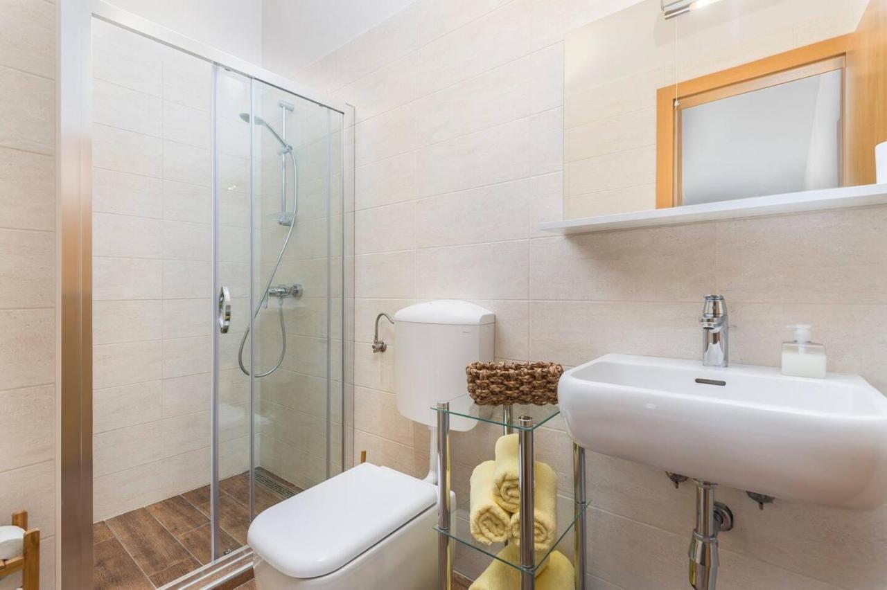 E&T Apartments With A Beautiful Pool Rabac Bagian luar foto
