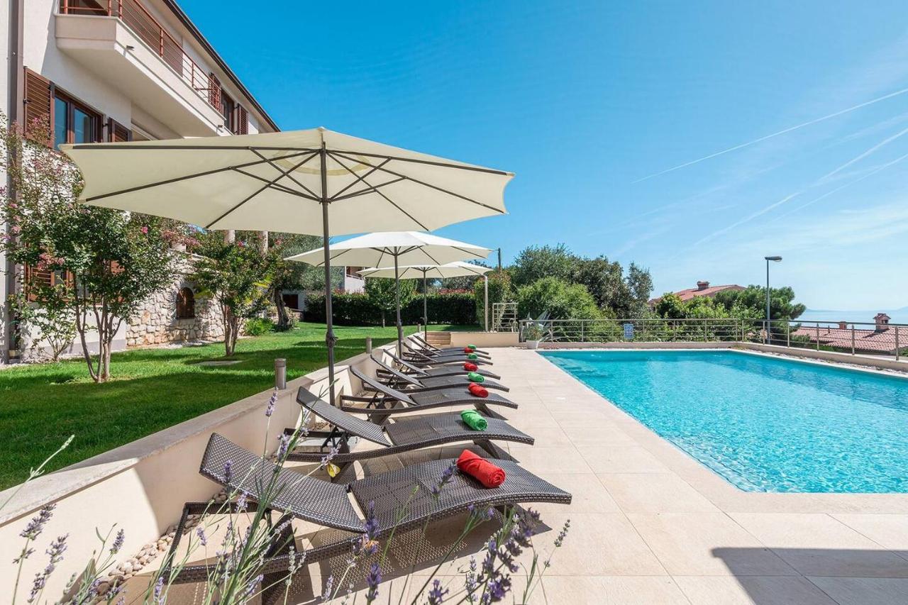 E&T Apartments With A Beautiful Pool Rabac Bagian luar foto