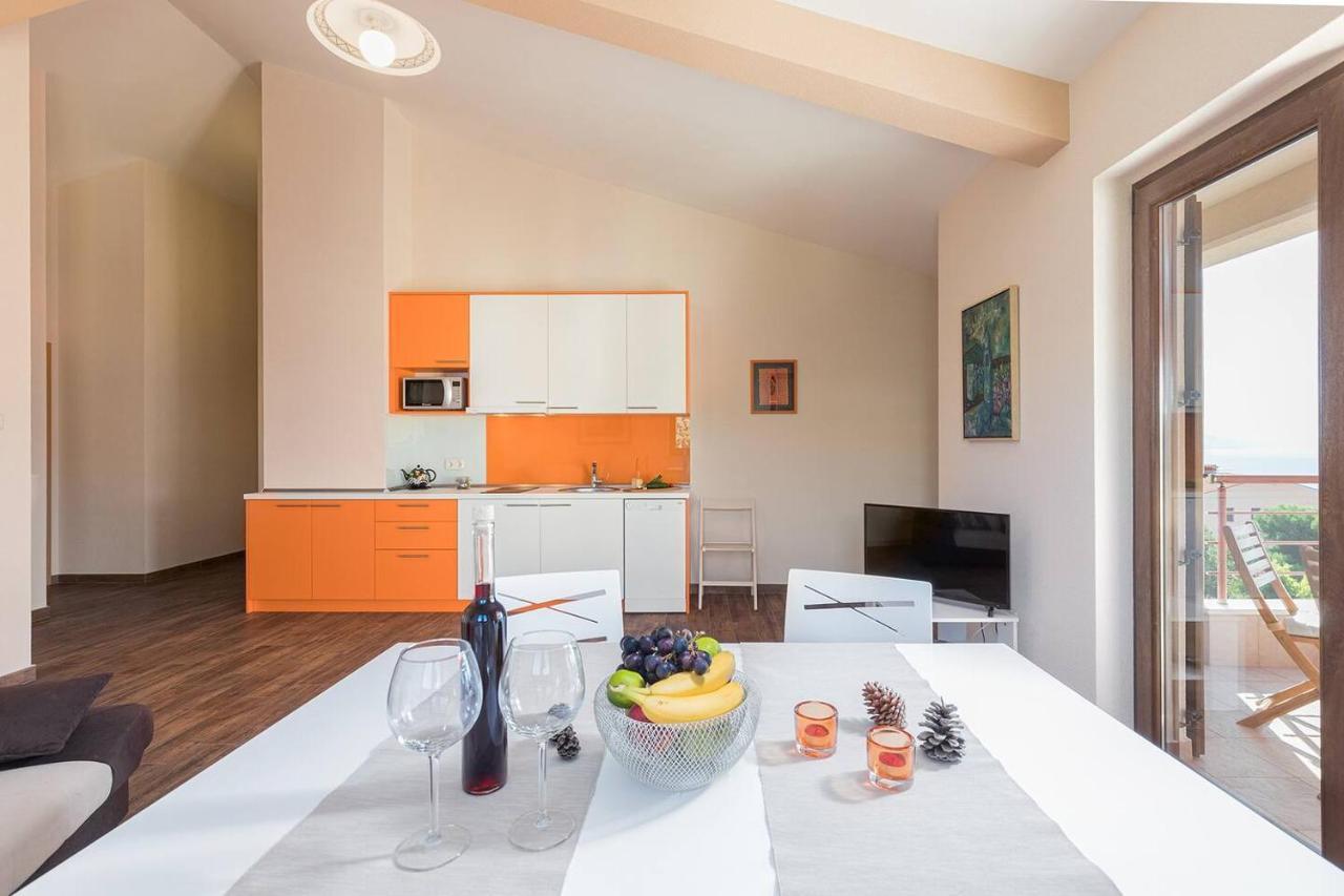 E&T Apartments With A Beautiful Pool Rabac Bagian luar foto