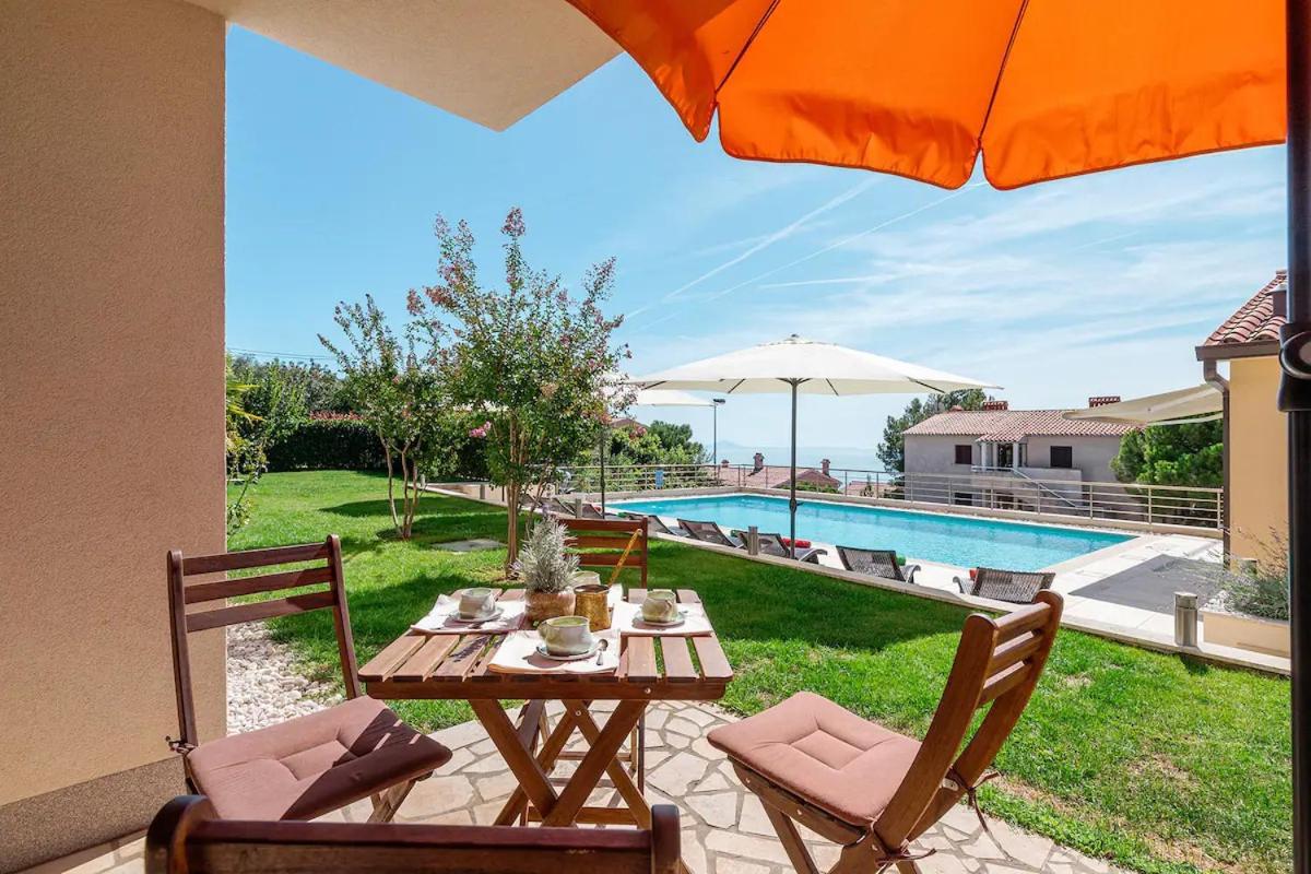 E&T Apartments With A Beautiful Pool Rabac Bagian luar foto
