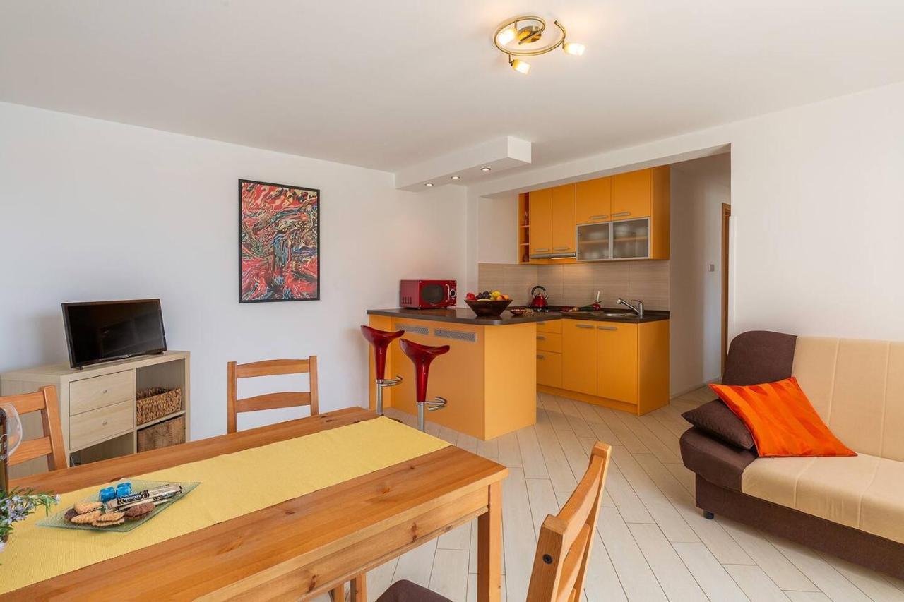 E&T Apartments With A Beautiful Pool Rabac Bagian luar foto