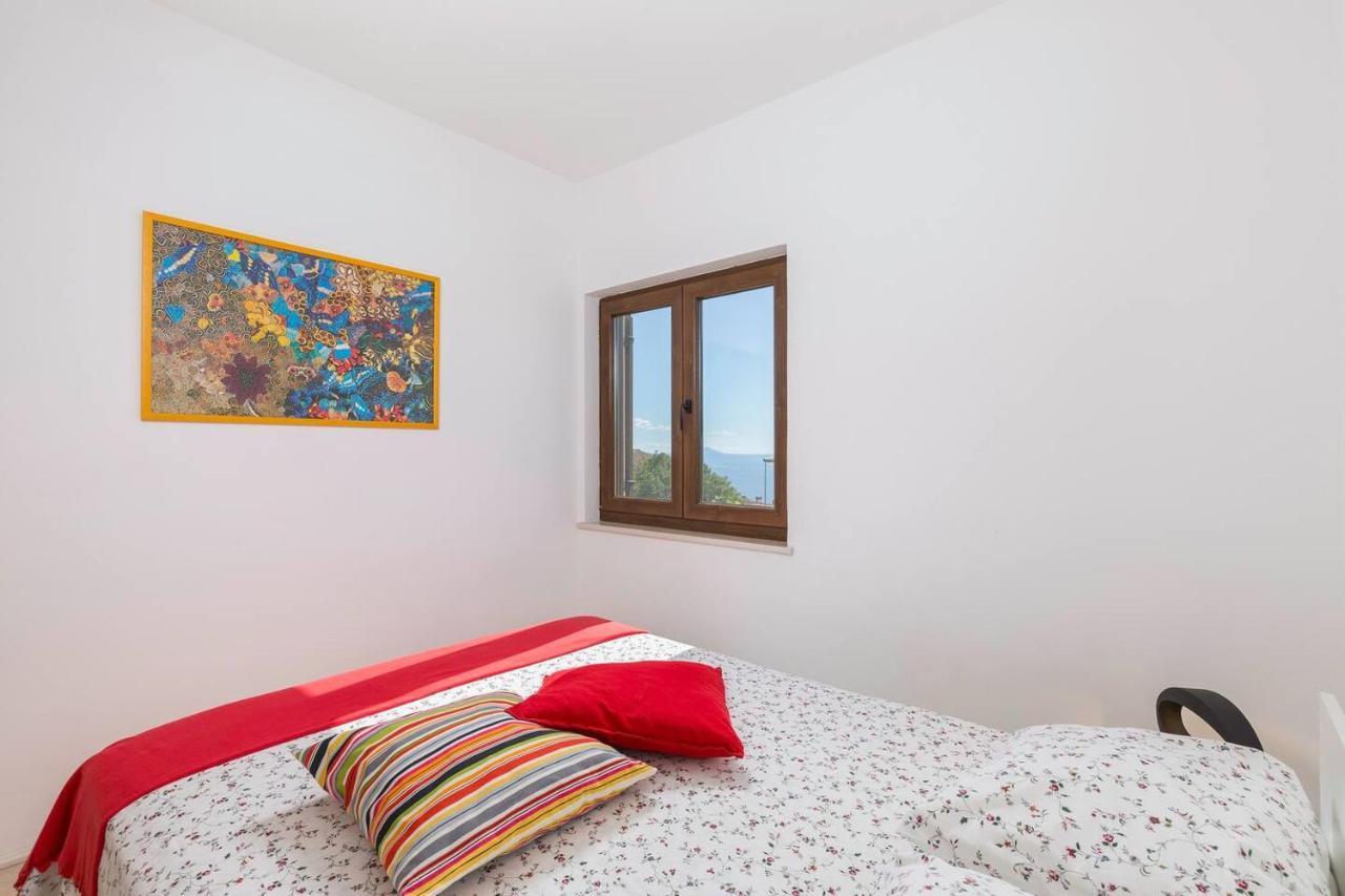 E&T Apartments With A Beautiful Pool Rabac Bagian luar foto